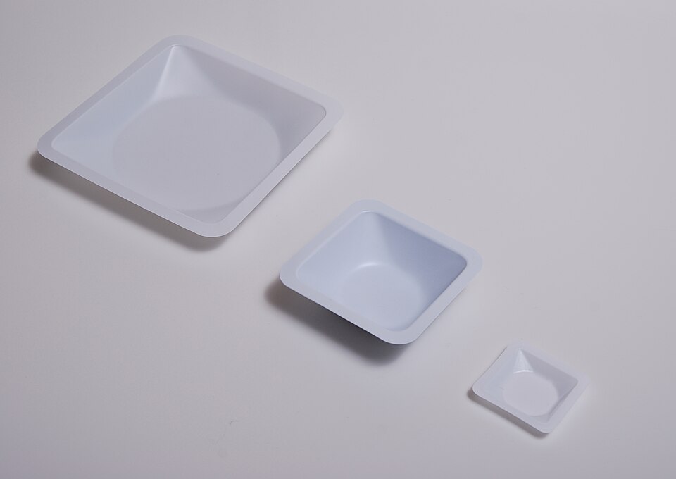 Small white square polystyrene weighing boat. Product view for Disposable Square Antistatic Polystyrene Weigh Boats 20 ml. Representative product type; verify exact specification.